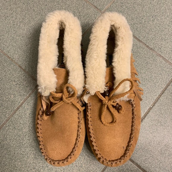 Minnetonka Shoes - Women’s Minnetonka slipper size 7